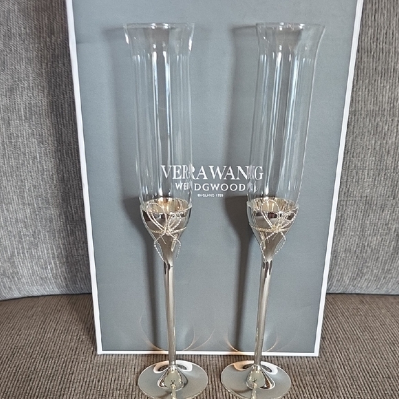 Vera Wang Wedgwood Love Knots Champagne Toasting Flute Pair, New In Box, 5oz. - Picture 3 of 15